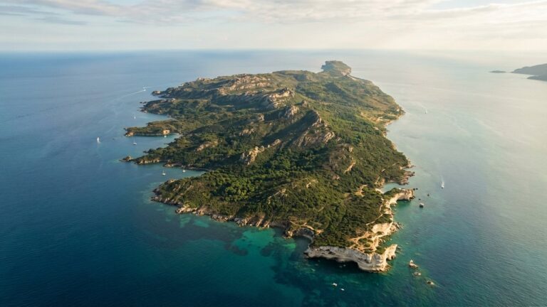 Vue aérienne de la Corse montrant les côtes du nord et du sud