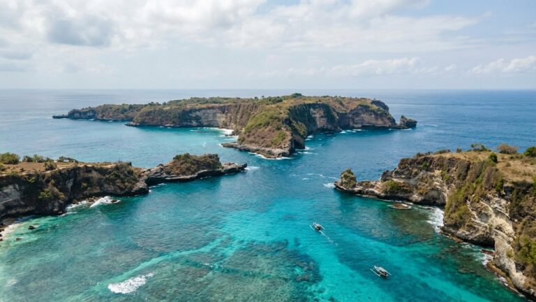 Vue aérienne des îles Nusa Penida et Nusa Lembongan avec eaux turquoise