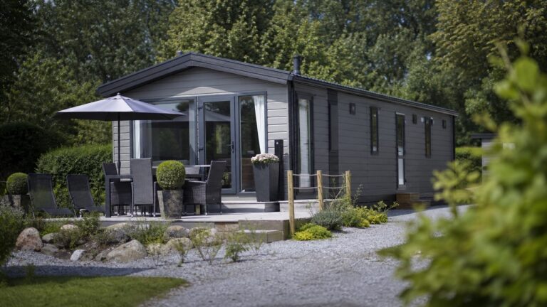 Mobil-home installé sur une parcelle de camping arborée