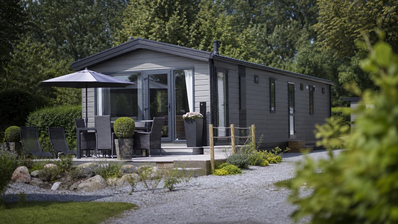 Mobil-home installé sur une parcelle de camping arborée