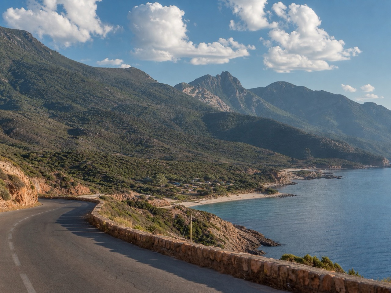 Route côtière corse entre mer et montagnes