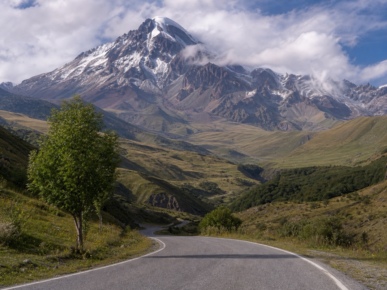 Route de montagne en Géorgie sous une lumière naturelle