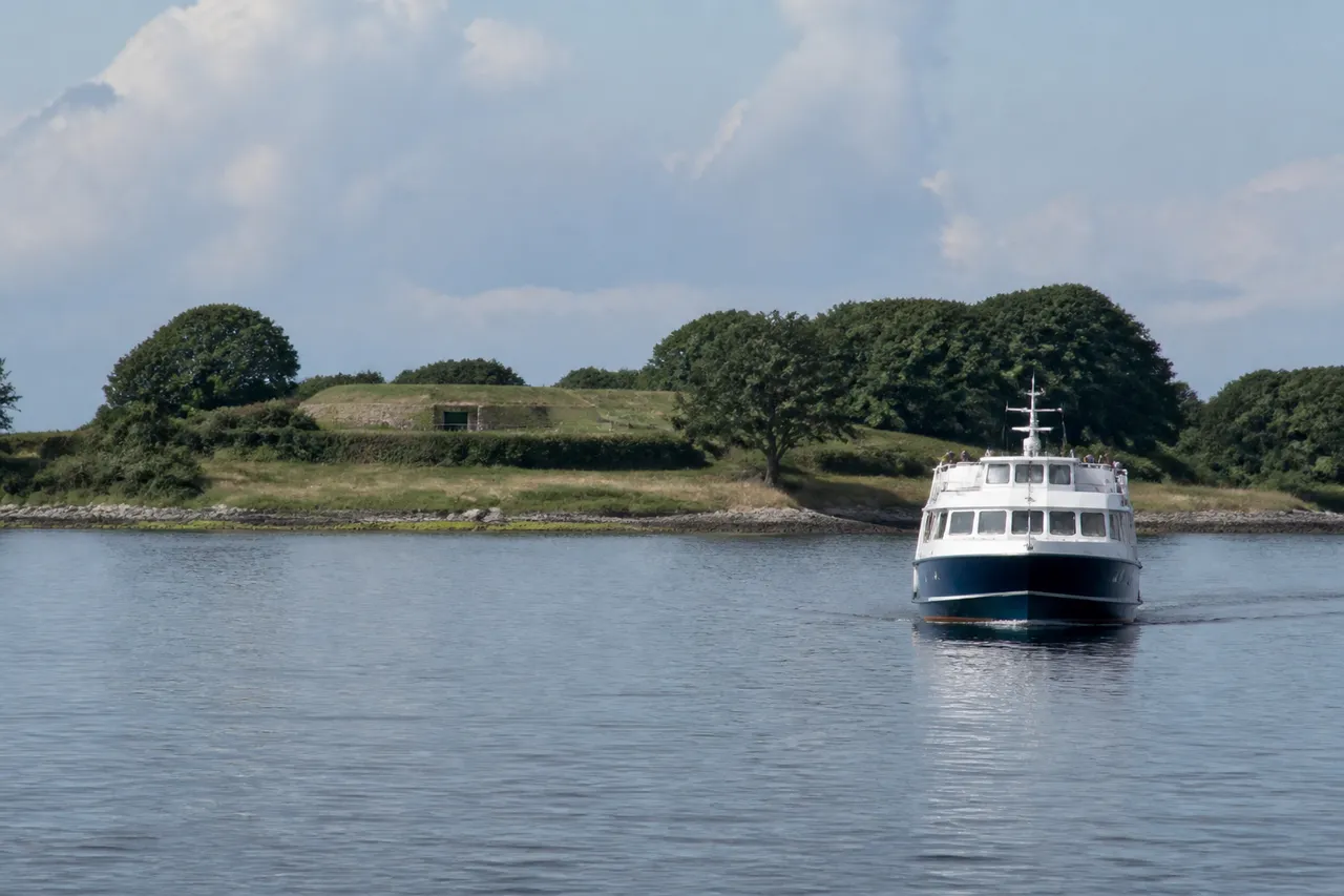 Traversée en bateau vers le cairn de Gavrinis dans le golfe
