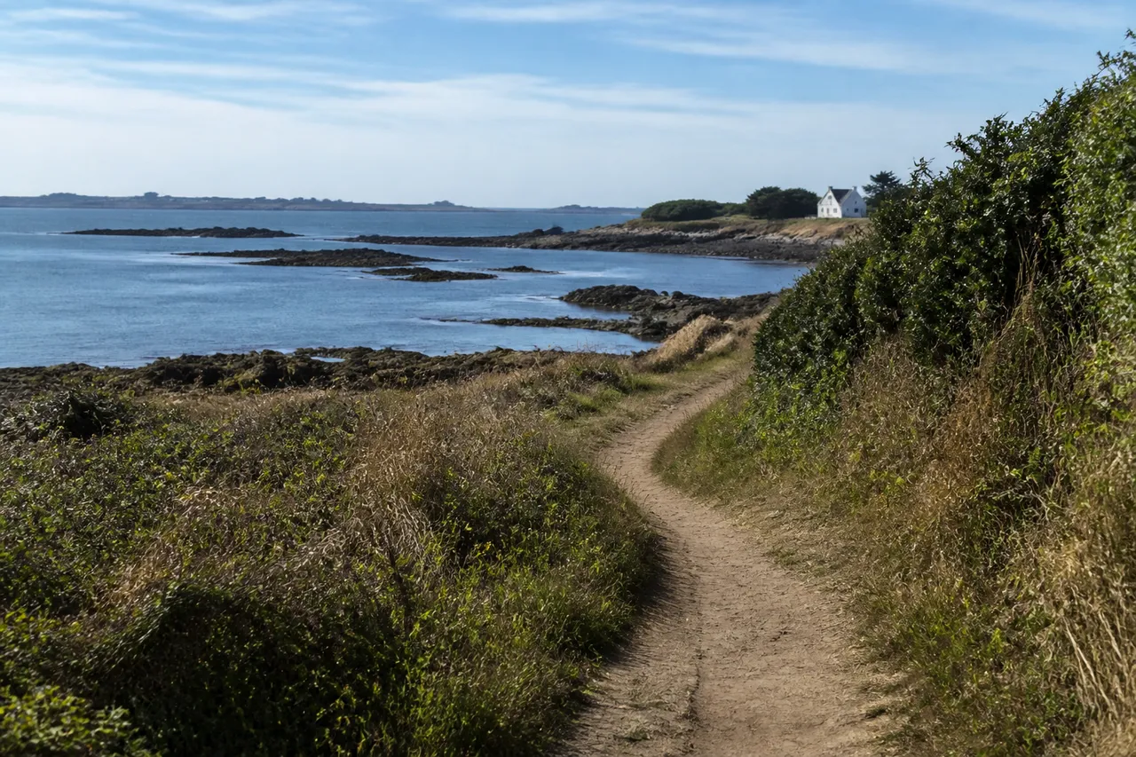 Sentier côtier de l'île d'Arz, nature sauvage du golfe du Morbihan