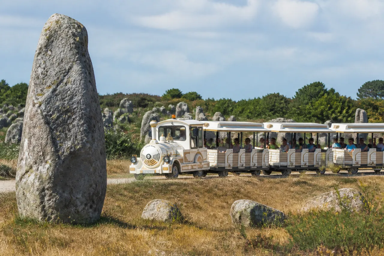 Petit train touristique près des alignements de Carnac